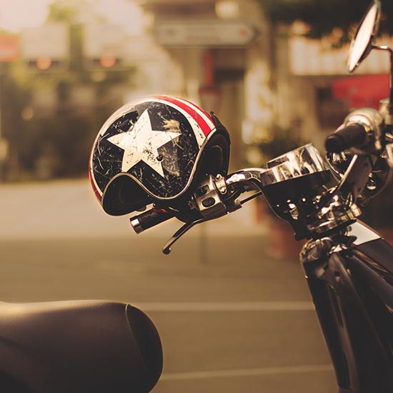 Motorradhelme und andere Schutzbekleidung gibt es bei Haller Motos Jegenstorf